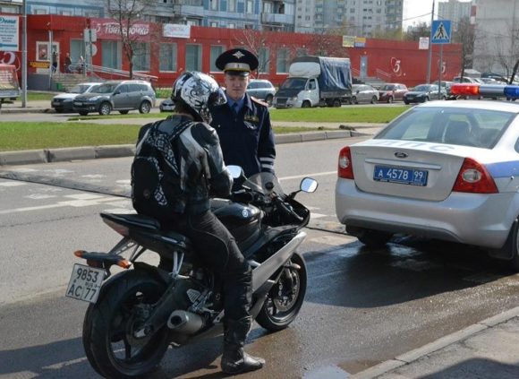 Полиция сможет задерживать шумные автомобили и мотоциклы